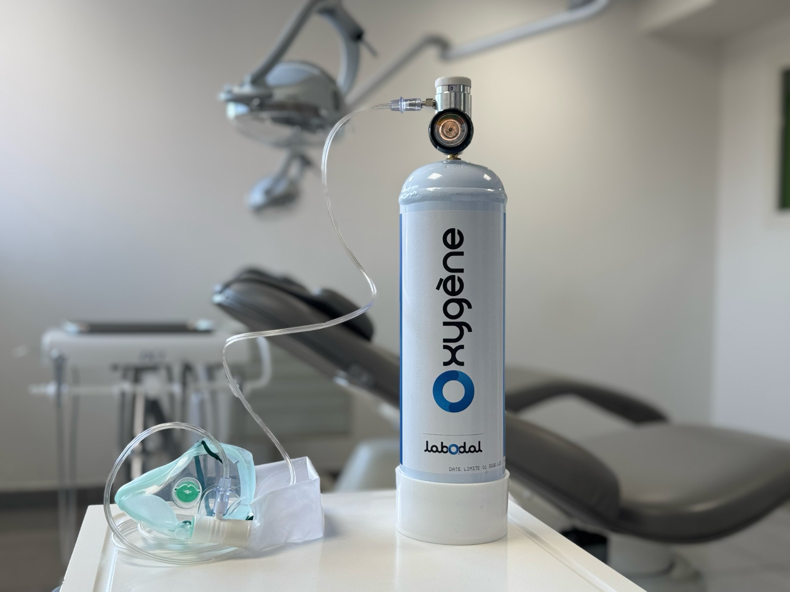 Bouteille d'oxygène médicinal Labodal avec son manodétendeur et un masque, posée dans un cabinet dentaire