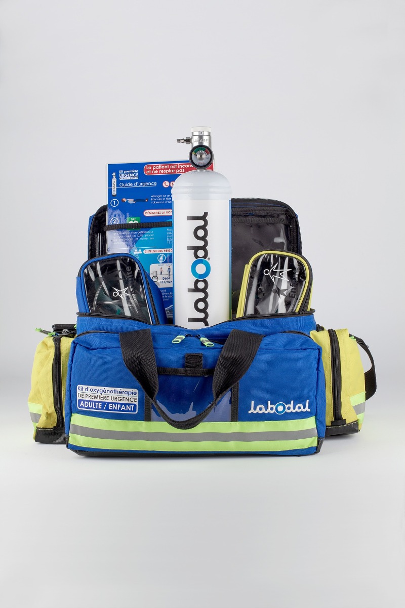 Trousse d'oxygénothérapie Labodal ouverte : sac de transport bleu avec la bouteille et le matériel